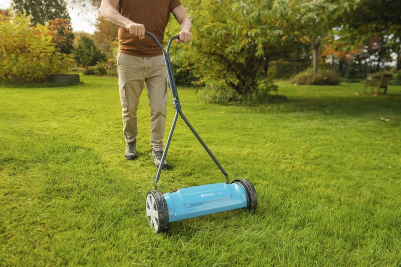Gardena Classic Cylinder Mower 400: Manual mower with a 40-cm working width for lawn areas up to 200 m², blade cylinder of quality steel, touchless cutting technology, low-noise, precise (4018-88)