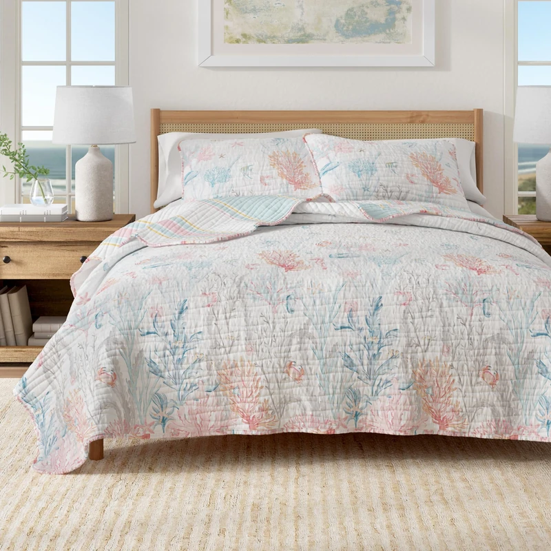 Great Bay Home 3-Piece King/California King Microfiber Quilt Set with Shams - Reversible Coastal Print, Lightweight, Layerable Bedding Set - Nautical Bedspread for All Seasons (Coral Reef)