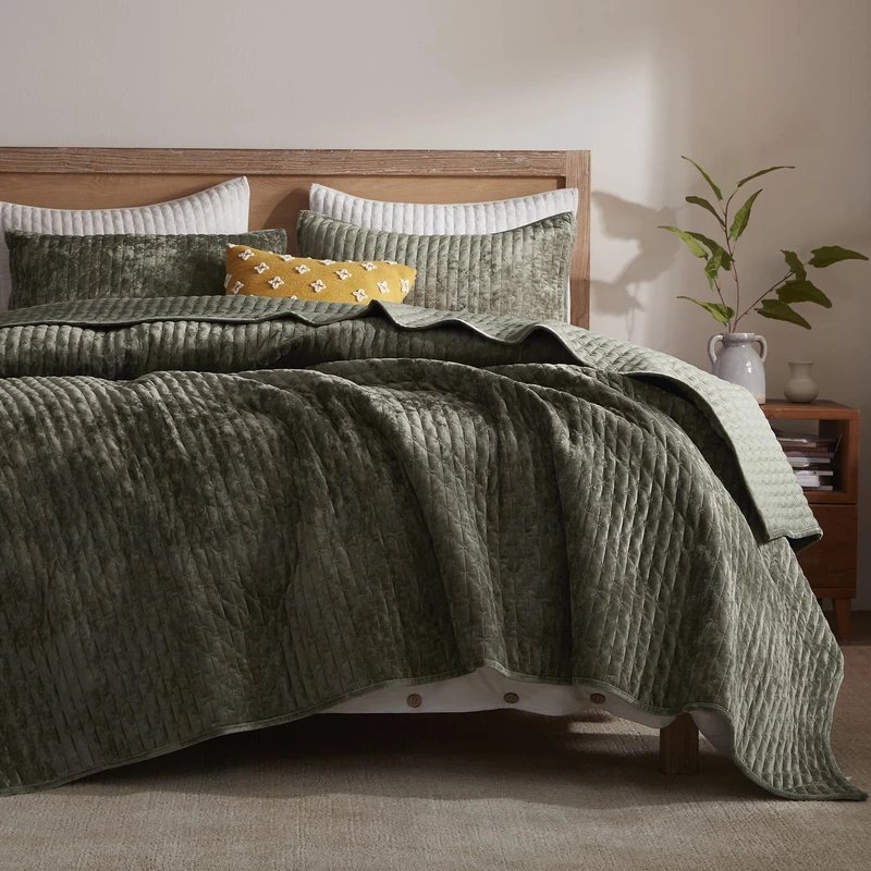 LEAONME Velvet Quilt King Size 98''x106'', Lightweight Olive Green Velvet Comforter Set with 2 Matching Shams, Soft Cross Stitch Bedspread Coverlet Bedding Set for All Season