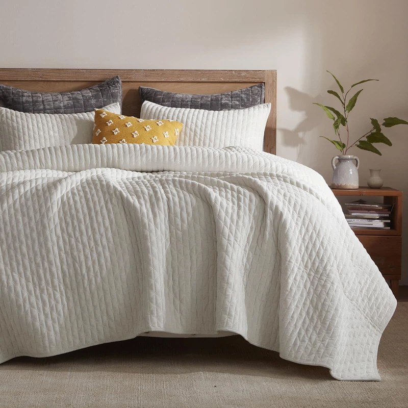 LEAONME Velvet Quilt King Size 98''x106'', Lightweight White Velvet Comforter Set with 2 Matching Shams, Soft Cross Stitch Bedspread Coverlet Bedding Set for All Season