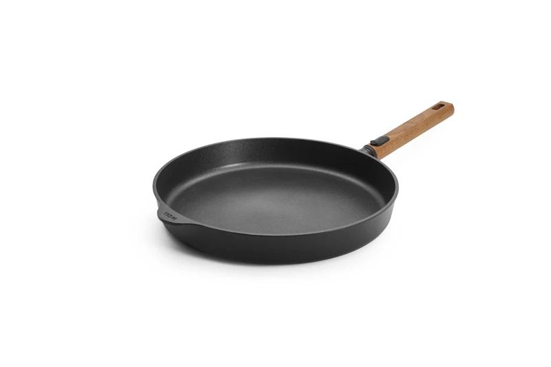 Woll Eco Logic QXR Cast Iron Flat Pan Inductive Diameter 32 cm 5 cm High with Removable Sustainable Wooden Handle Suitable for All Hob Types PFAS-Free Non-Stick Coating Cast Aluminium