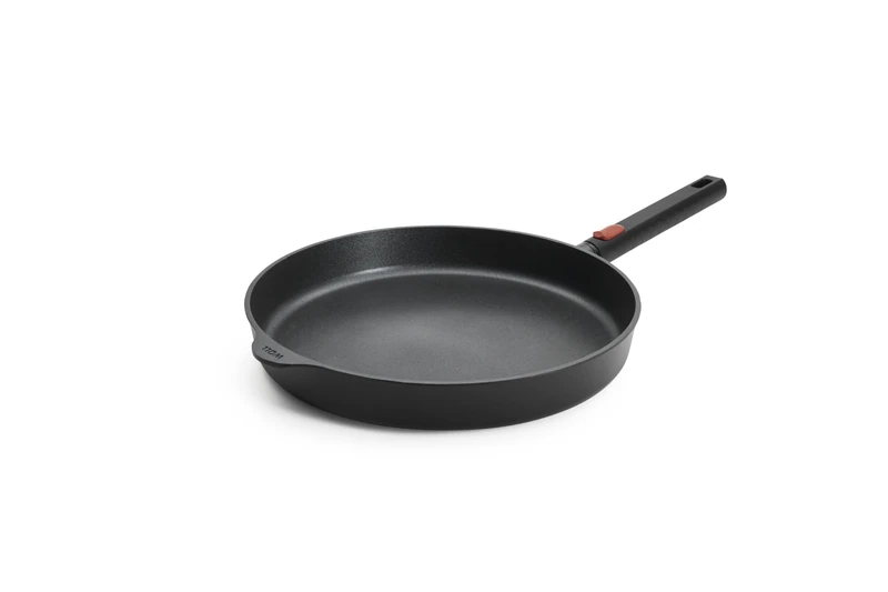 Woll Eco Logic QXR Cast Flat Pan Inductive Diameter 32 cm Height 5 cm with Removable Handle Suitable for All Hob Types PFAS-Free Non-Stick Coating Cast Aluminium Oven-Proof Black