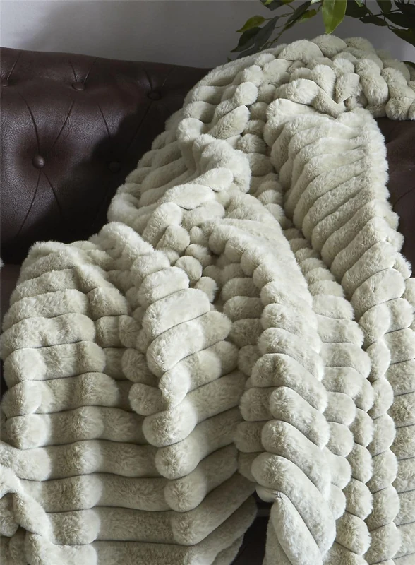 Greesasverde Lineas Fur Towel 130 x 170 cm. 130 x 4 x 170 cm