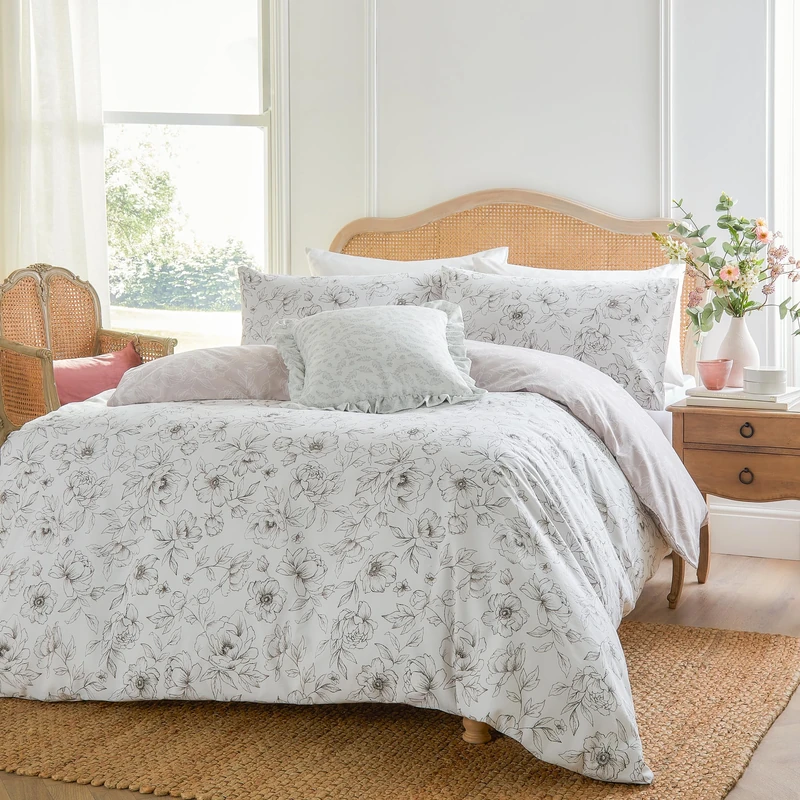 furn. Wylder Nature Bella Duvet Cover Set – Soft Reversible Floral Bedding (Natural - Super King)