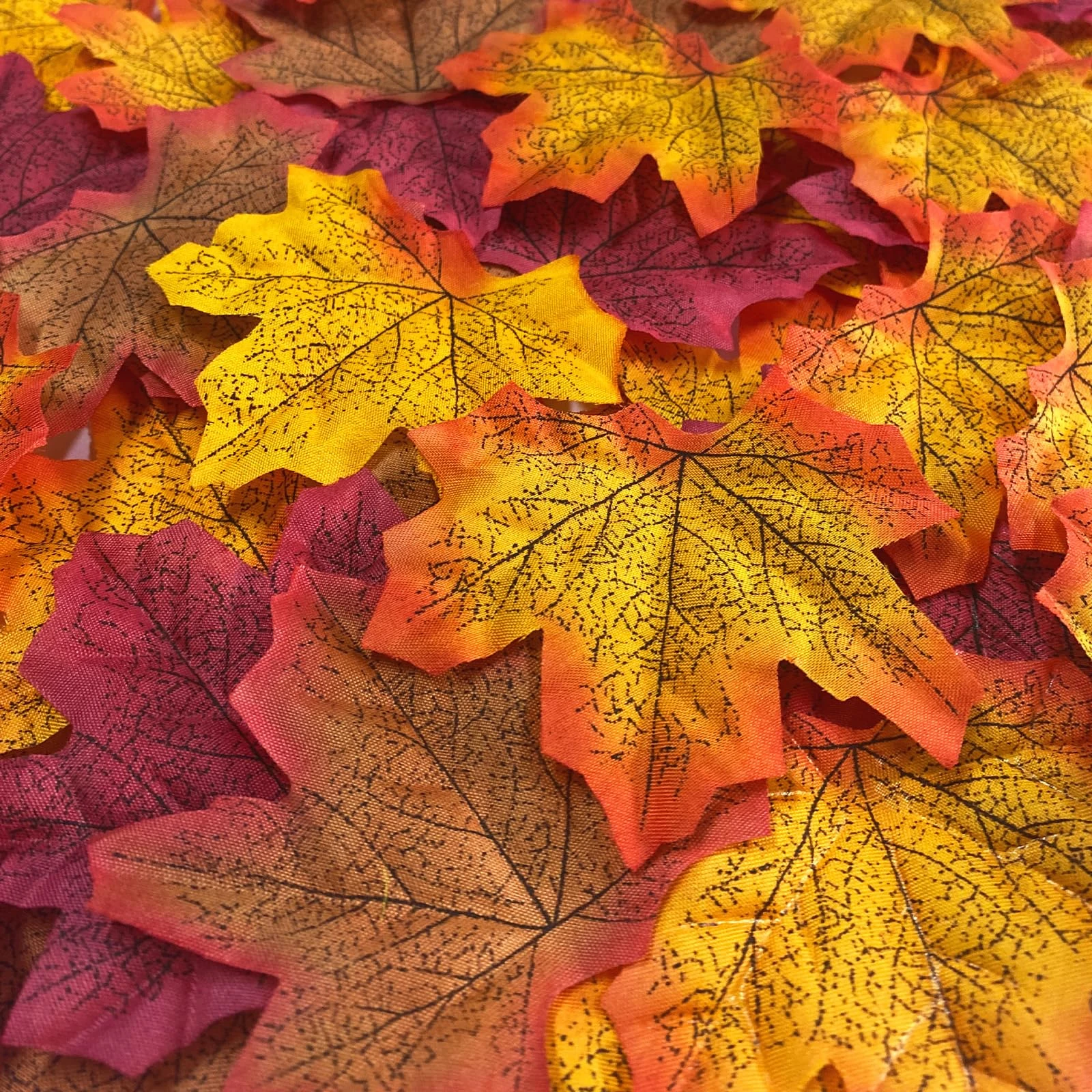 AinDen Autumn Leaves Decorations, 320 Pcs Artificial Maple Leaves in 4 Colours, Autumn Table Scatters for Weddings, Crafts, Thanksgiving Party Decorations