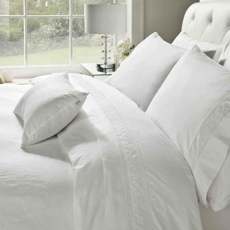 Catherine Lansfield Kelly White Duvet Cover Set 160x220+50x70 - Image 1