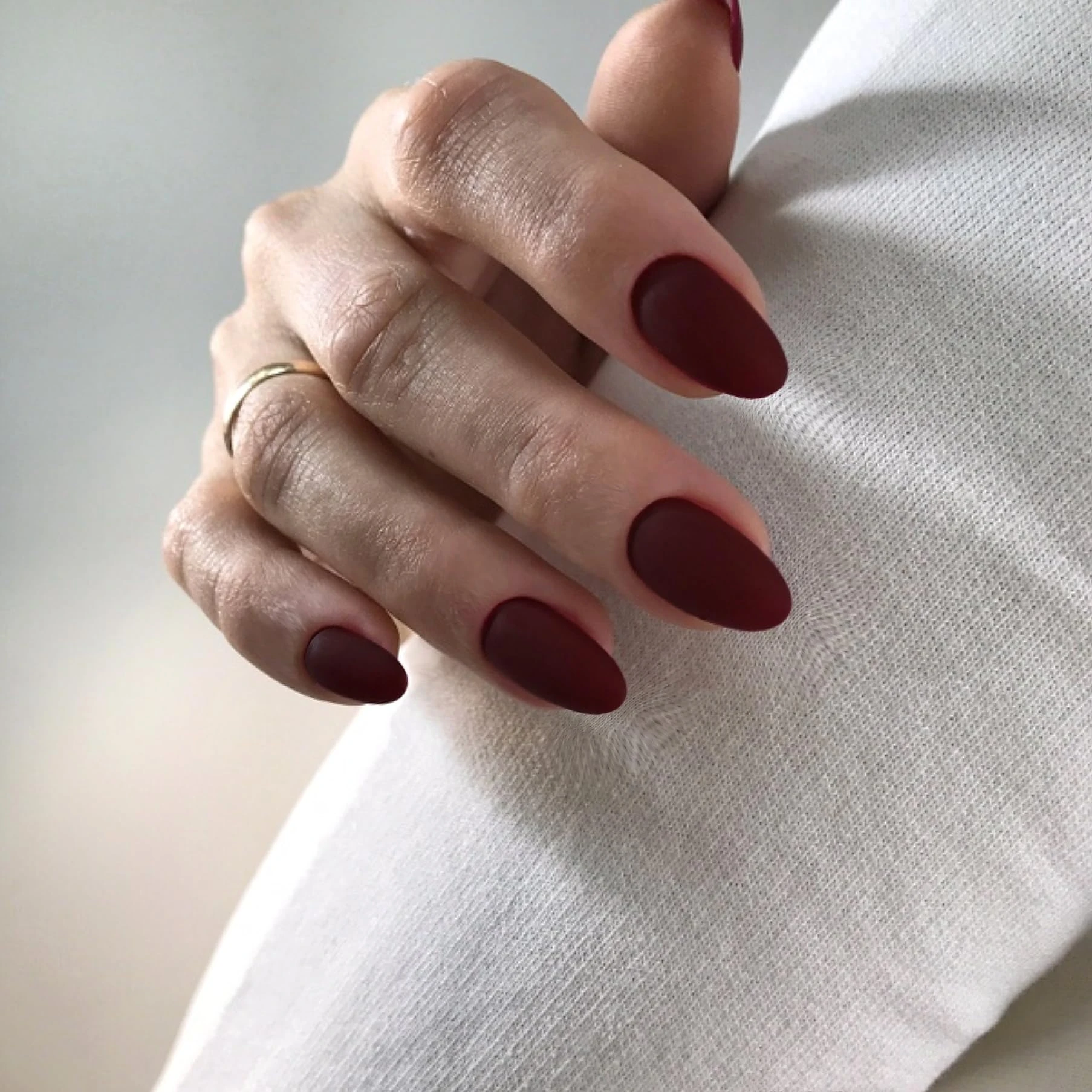 KQueenest Matte Burgundy Red Press on Nails Short Oval, Short False Nails Almond, Glossy Solid Cobalt Blue Fake Nails Set, Reusable Natural Gel Stick on Nail for Women Fall Winter Wear 24 Pcs