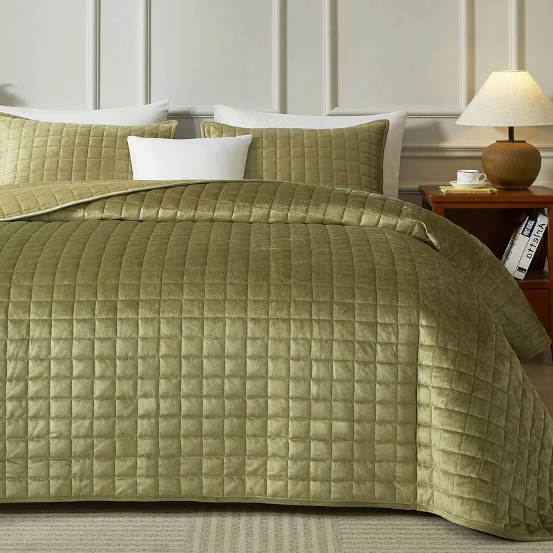 Powdion Velvet Quilt Queen,Luxury Olive Green Quilt Comforter Queen Size 3 Pieces Soft Cozy Oversized Bedspreads Coverlet for All Seasons with 2 Pillow Shams,90x90 Shabby Chic Green Quilt Set