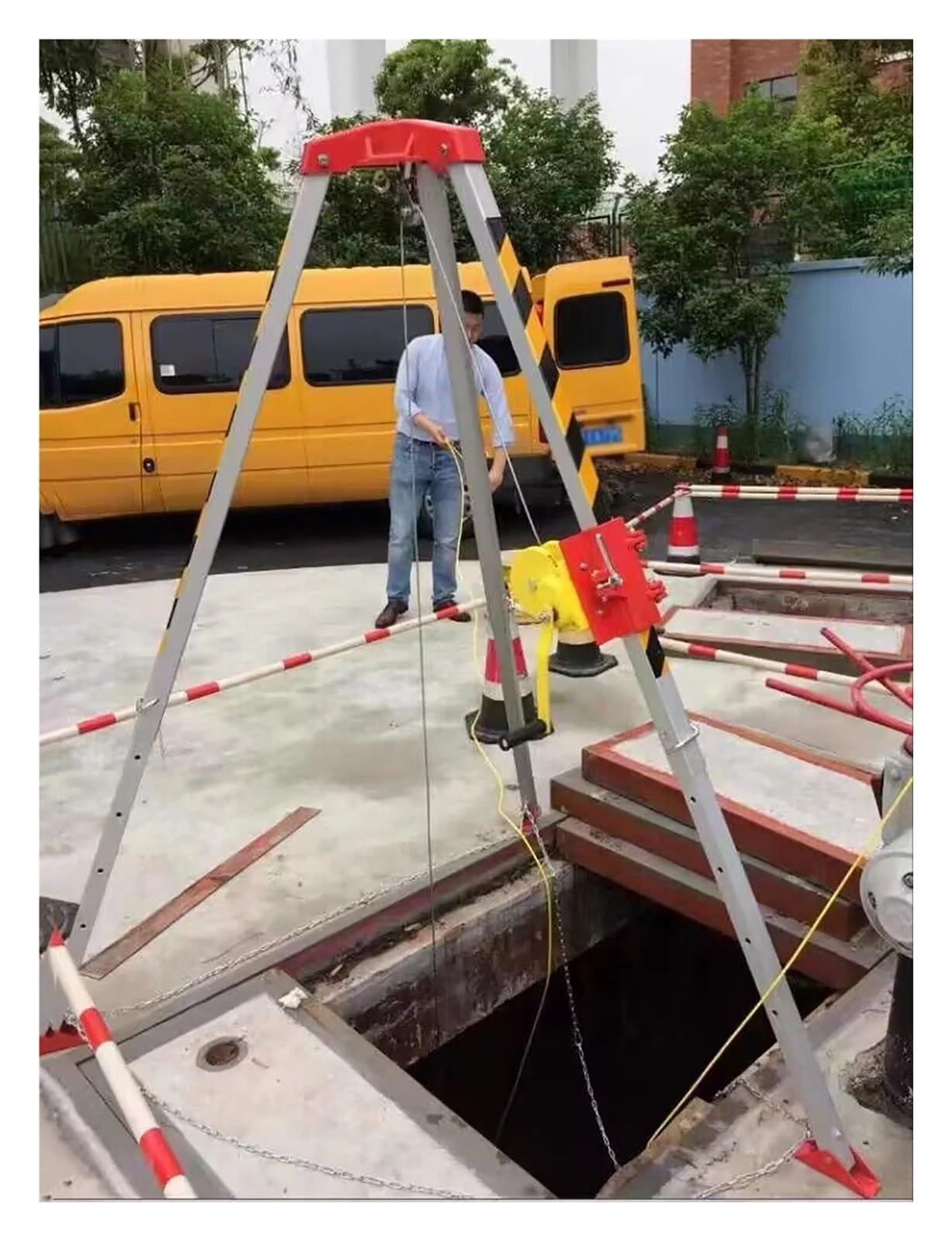 WQPMNYG Tri-Pod Rescue System with 1200 lbs 1800 lbs & 2600 lbs Winch 10m Fall Protection for Confined Spaces Manholes & Sewers - Emergency Life-Saving Equipment (No Fall Protector 1200LBS