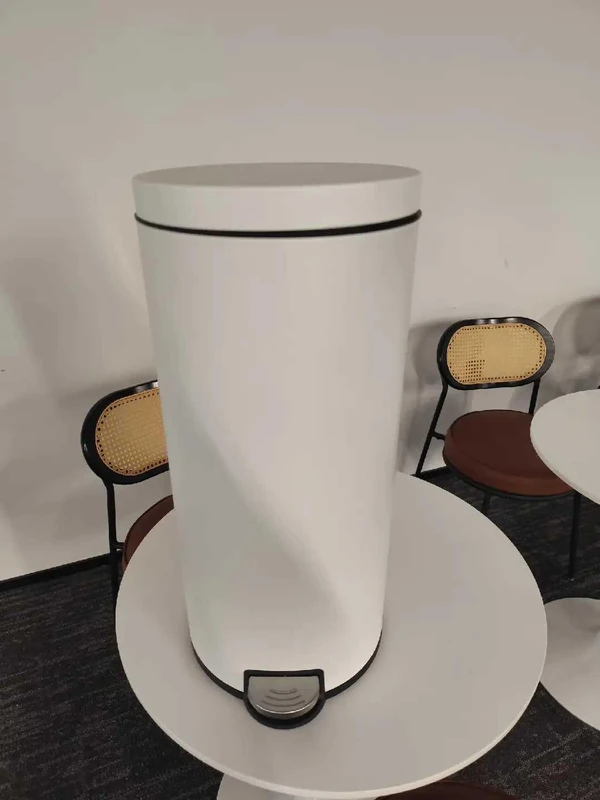 SONGMICS LTB031WZ02 30L Round Bin Bin with 15 Bin Liners, Metal Pedals, Removable Plastic Bucket, Handle, Soft Close Lid, Steel, Cloud White LTB031WZ02