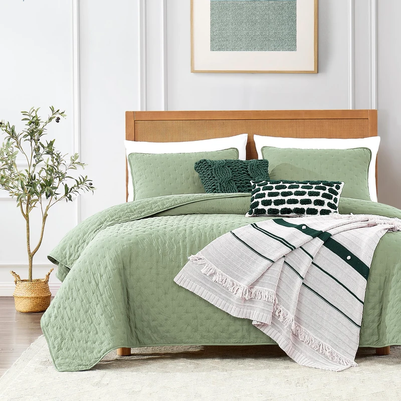 ROARINGWILD Sage Green Oversized King Size Quilt Bedding Set, California Cal King Lightweight Soft Bedspread, Farmhouse Rustic Country Coverlet for Spring Summer, 2 Pillow Shams, 118x106 inches