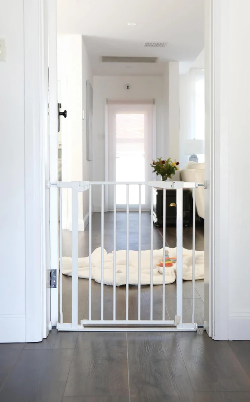 Dreambaby Advance Auto-Close Low-Rise Security Baby Gate - Fits Opening from 75-81cm Wide and 76cm Tall - White