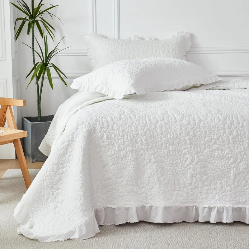 WINLIFE Bright White Ruffled Quilt Set 3pcs Queen 90''x98'' - Stone Washed Microfiber Crinkled Bedspread for All Season Farmhouse Style Lightweight Shabby Chic Coverlet Set with Pillow Shams