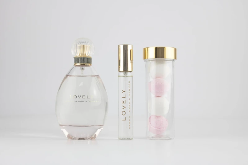 Sarah Jessica Parker Lovely Perfume Gift Set (100ml Eau de Parfum, 15ml Purse Spray & Bath Bombs) – White Amber Fragrance for Women – Genuine SJP Perfume for Women