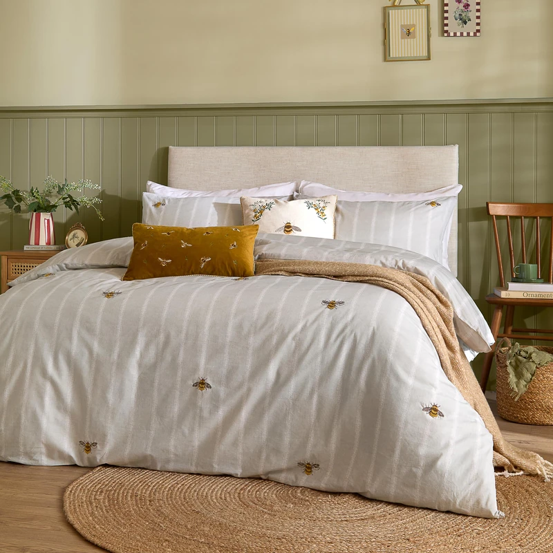 furn. Wylder Ramble Bees Duvet Cover Set – Striped Embroidered Bee Cosy Rustic Cotton Bedding (Natural – King)