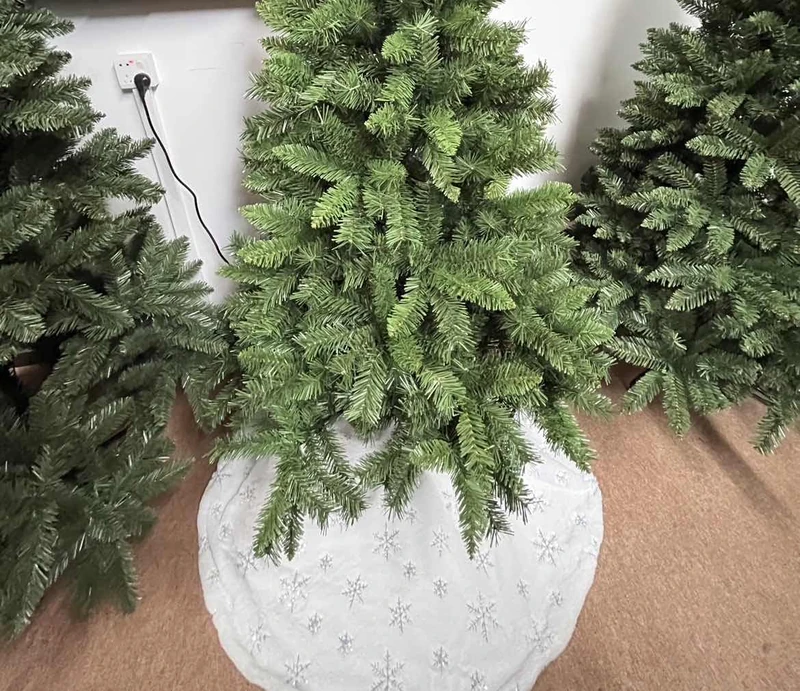 Christmas Tree 6FT – 650 Tips Full & Realistic Green Xmas Tree with PVC Branches, Metal Stand – Christmas Tree for or Home, Office, Shops and Hotels (Dark Green with Tree Skirt 180 cm)