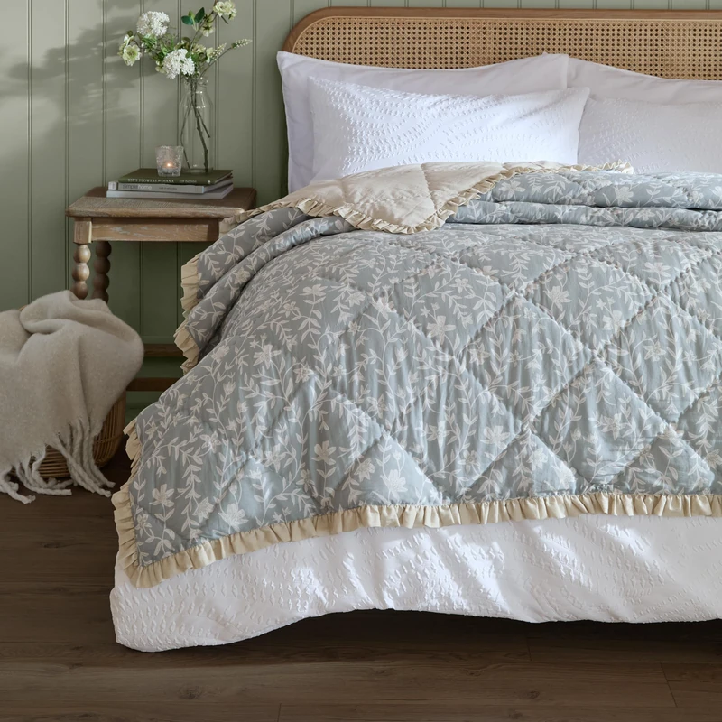 furn. Wylder Amelia Bedspread – Reversible Floral Quilted Ruffle Trim Coverlet Bedding (Seafoam – 150x200cm)