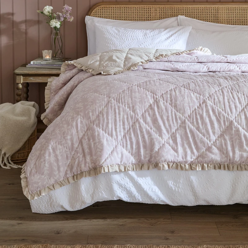furn. Wylder Amelia Bedspread – Reversible Floral Quilted Ruffle Trim Coverlet Bedding (Blush – 150x200cm)