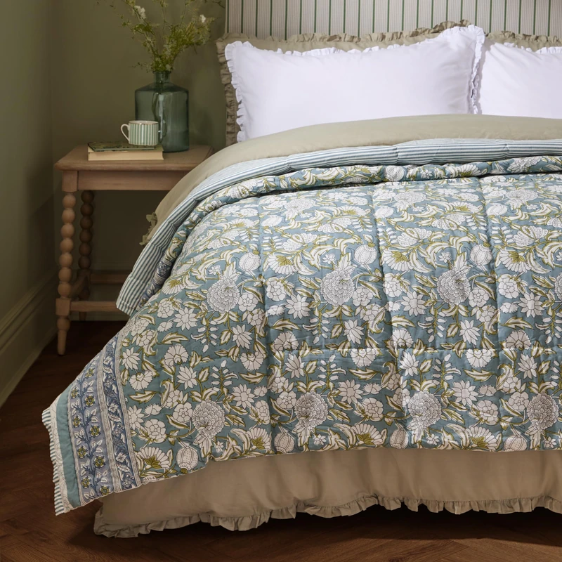 furn. Wylder Annabelle Bedspread – Reversible Floral Quilted Cotton Coverlet Bedding (Blue – 150x200cm)