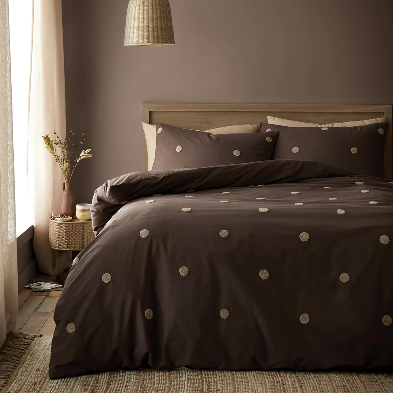 Appletree Boutique Dot Garden Chocolate Duvet Cover Set Super King – Spots Tufted Bedding – Breathable Cotton – Includes 1 Duvet Cover (260 x 220cm) & 2 Pillowcases – Chocolate Spots Bedroom Set