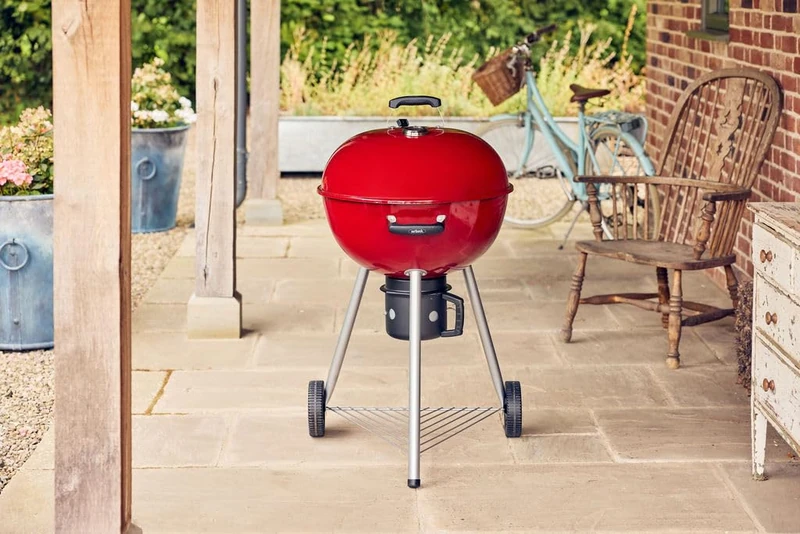 Outback Comet Kettle Charcoal BBQ Red – Porcelain‑Enamel Red, Temperature Gauge, Large Cooking Area