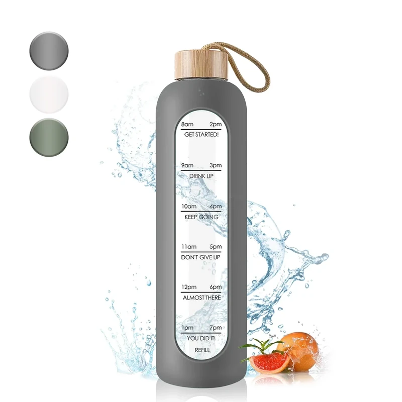 Trinkflasche Glas 1L mit Zeitmarkierungen - 1 Liter Auslaufsichere Sport Glas Wasserflasche mit Bambusdeckel für Sport, Freizeit, 1000ml Mehrweg Bruchsicher Silikonhülle Trinkflasche (Grau)