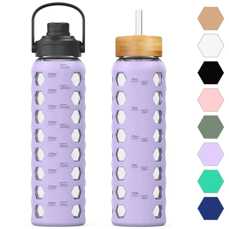 HYDRAGLAZIC 950ML Glaswasserflasche mit 2 Deckel Flip und Bambusstroh Deckel Sport Wasserbecher mit Zeiterinnerung und Silikonhülle Auslaufsicher BPA-frei, Violett