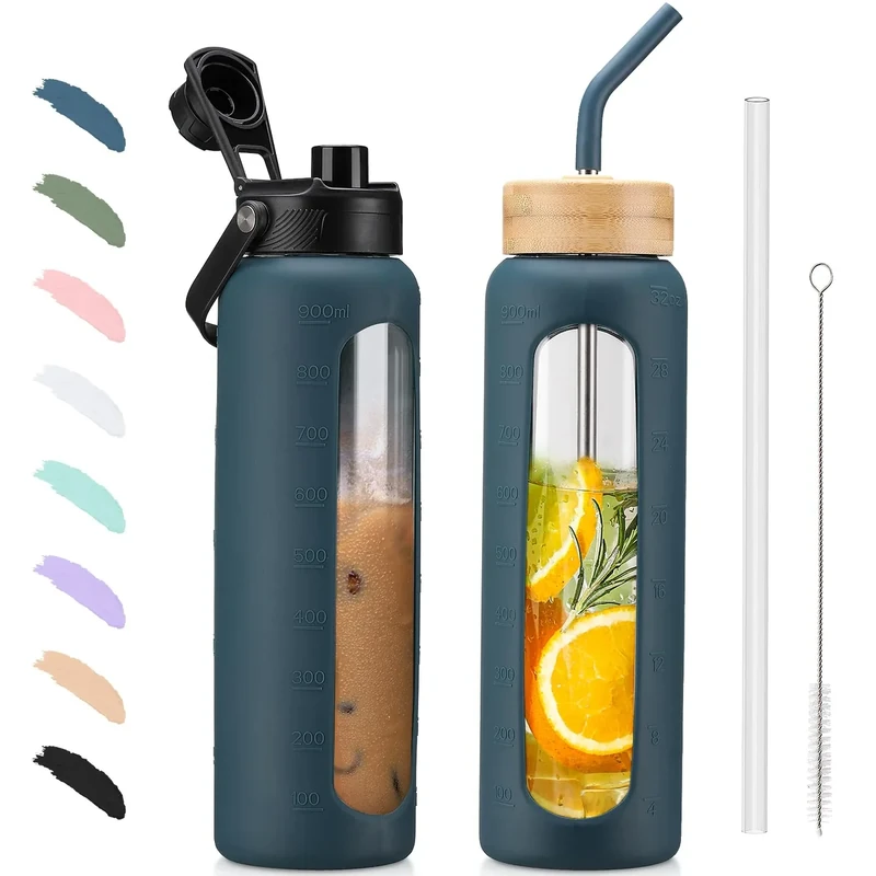 BLUEGO 900ml Glaswasserflasche mit Strohhalm und 2 Deckeln Kaffeetasse aus Glas mit Zeitmarkierung und Silikonschutz Glasbecher für Getränke Soda Cola BPA-frei, Dunkelblau