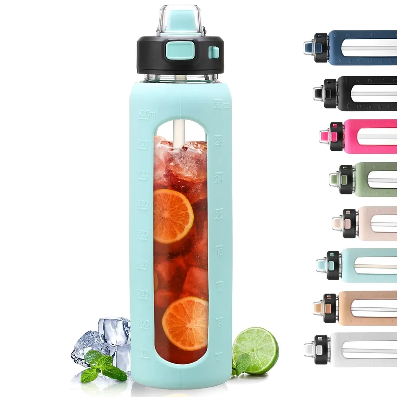 BLUEGO 900ml Trinkflasche Glas mit Strohhalm und Griff Auslaufsichere Wasserflasche mit Silikonhülle und Messskala Sport Glaswasserflasche BPA frei, Hellblau