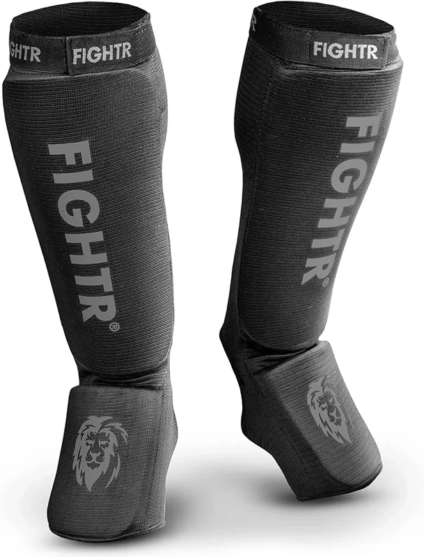 FIGHTR® Schienbeinschoner - mit perfektem Sitz und idealer Polsterung | Schienbeinschutz für Kicks im Kickboxen, MMA, Muay Thai und weitere Kampfsportarten (All Black, L)